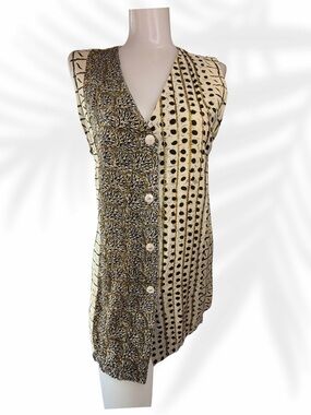 Surya mixed print beadedSleeveless V-Neck Button-Front Blouse in Cream and Black